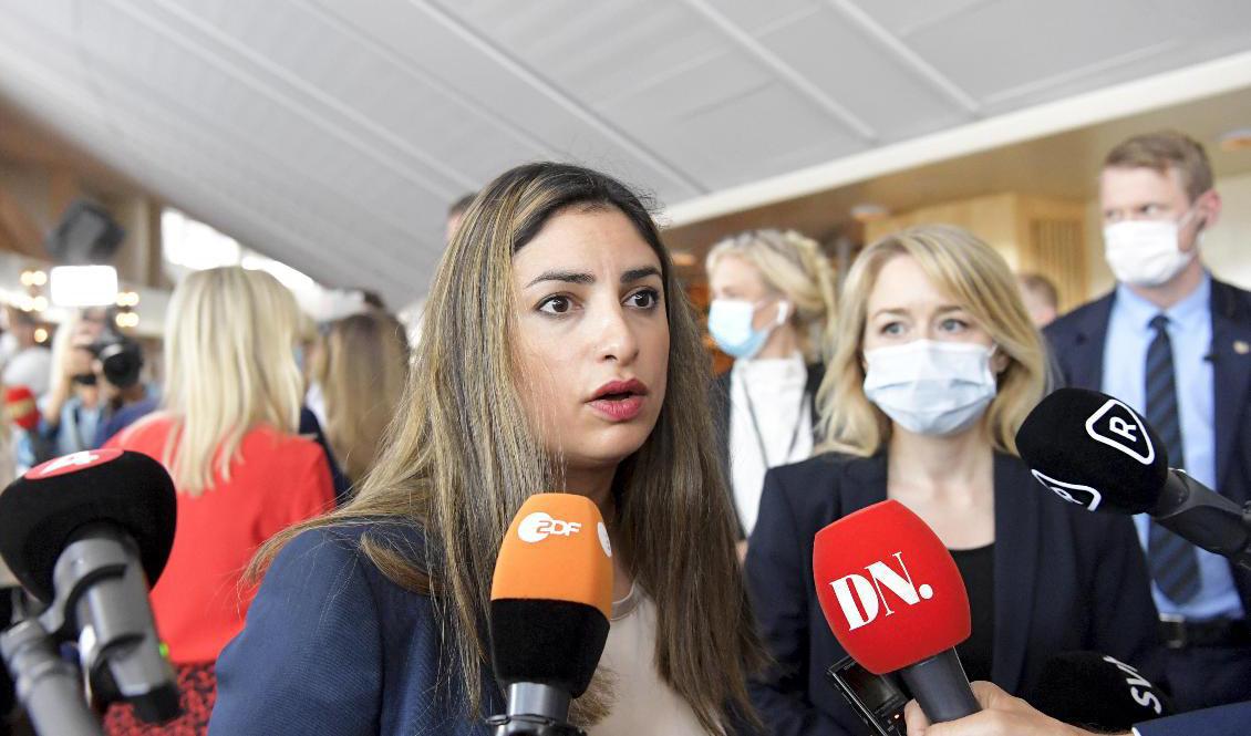 Vänsterpartiets partiledare Nooshi Dadgostar när hon anlände till misstroendeomröstningen i riksdagen i måndags. Foto: Anders Wiklund/TT