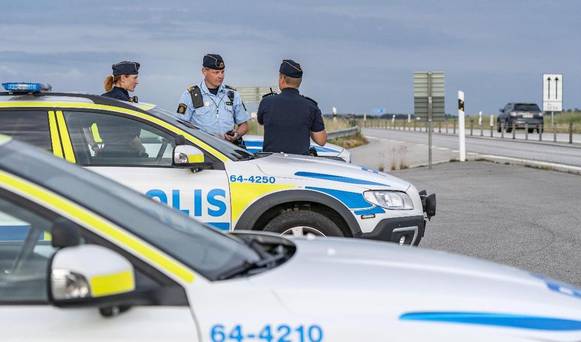 Polisen har ökat sin närvaro längs med E65 sedan det blivit känt att danska bilister systematiskt attackeras av stenkastare. Foto: Johan Nilsson/TT