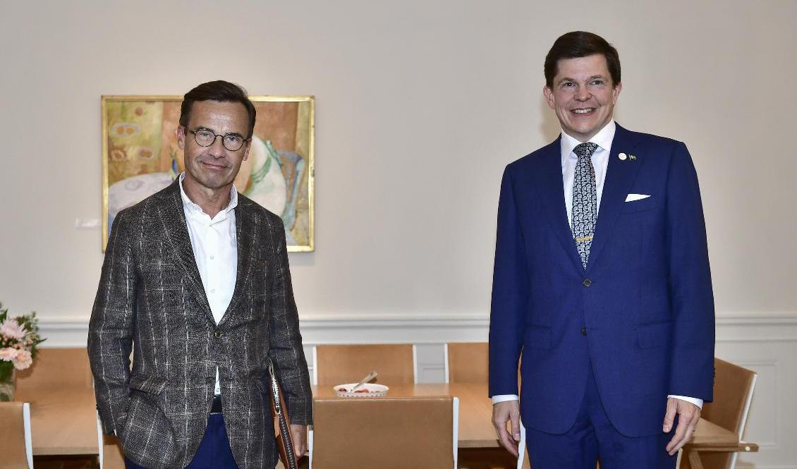 Moderaternas partiledare Ulf Kristersson tas emot av riksdagens talman Andreas Norlén. Foto: Stina Stjernkvist/TT