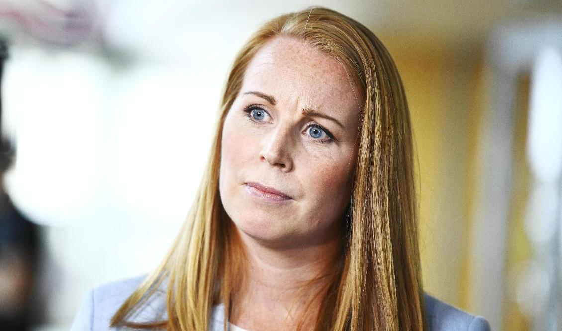 Centerpartiets ledare Annie Lööf (C) möter medier efter dagens träff med talmannen. Foto: Claudio Bresciani/TT