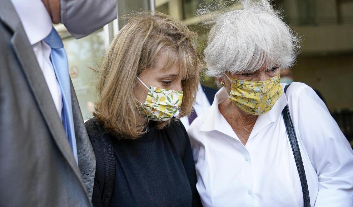 Allison Mack, på väg ut ur rättssalen tillsammans med sin mamma Mindy Mack, efter att domen kommunicerats. Foto: AP/Mary Altaffer