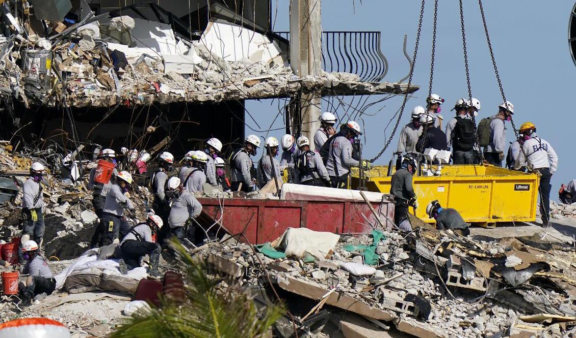 Räddningsarbetare jobbar i bråten efter den kollapsade byggnaden i Florida. Hittills har 16 kroppar påträffas, och fortfarande saknas 147 människor. Arkivbild från olycksplatsen den 28 juni. Foto: Lynne Sladky/AP/TT