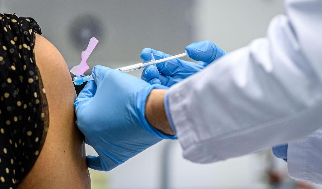 De båda läkarna menar att formellt sett är vaccineringen av covid-19 som nu pågår en kombinerad fas 3 och fas 4 i läkemedelsprövning, vilket människor måste informeras om enligt Nürnbergkonventionen. Foto: Lukas Schulze/Getty Images