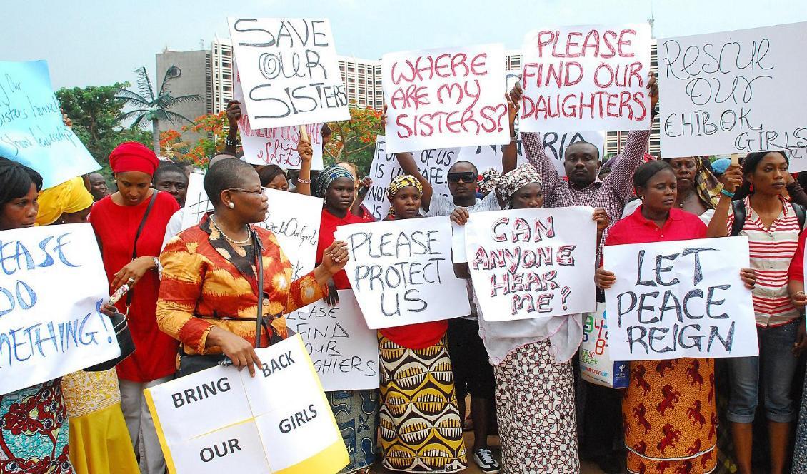 Demonstranter kräver att de kidnappade flickorna från Chibok ska släppas av Boko Haram. Abuja, Nigeria, 2014. Foto: Philip Ojisua/AFP via Getty Images