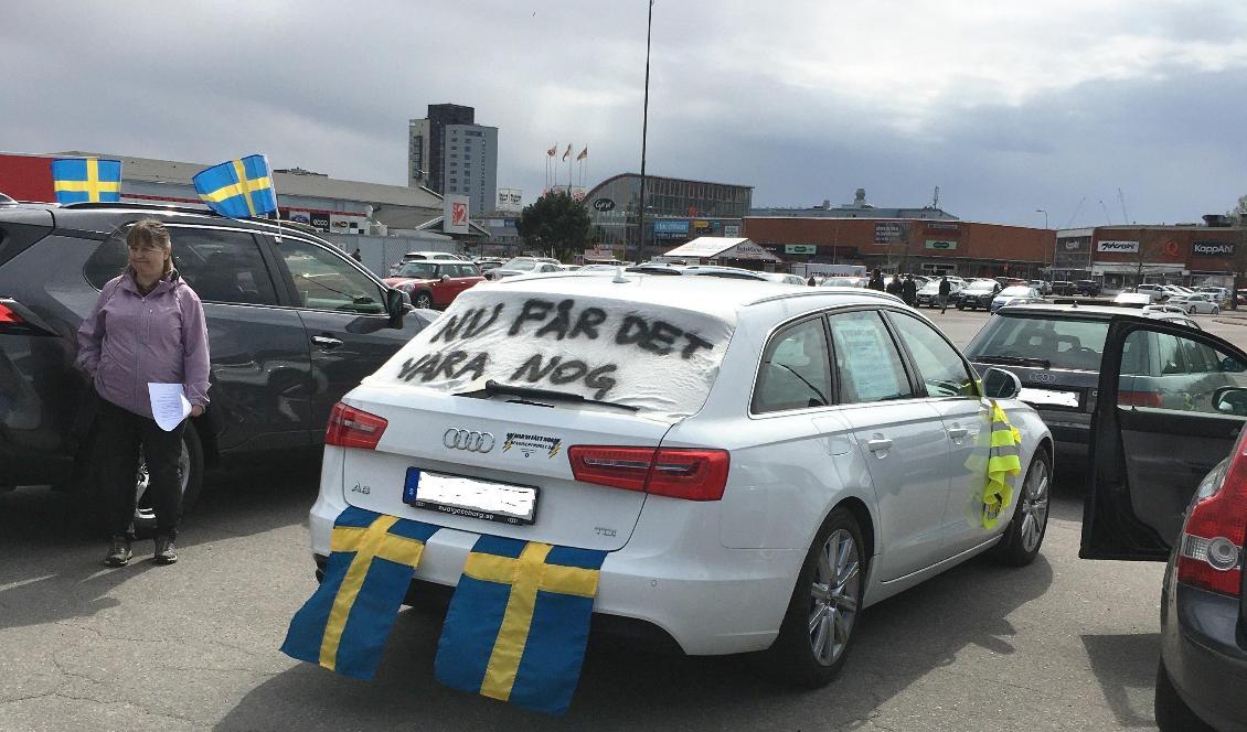 




Bensinupproret fick genomföra en bilkortege i Göteborg, men utan banderoller på bilarna. Polisen närvarade och bedömde det inte som en allmän sammankomst. Foto: Peter Okrasinski                                                                                                                                                                                                                            
