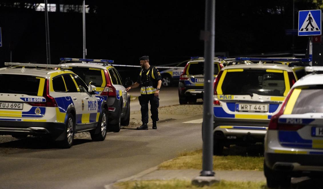 Polisen är på plats med åtskilliga enheter i Biskopsgården på Hisingen i Göteborg. Foto: Björn Larsson Rosvall/TT