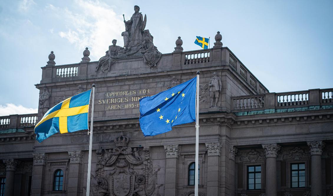 Den svenska flaggan vajar ikapp med EU-flaggan utanför det gamla riksdagshuset. Foto: Sofia Drevemo