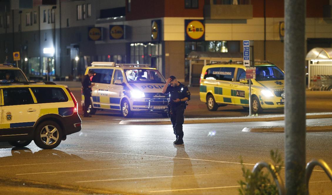 Poliser och ambulans i Flemingsbergs centrum, efter att en person hittats med misstänkta skottskador utomhus. Foto: Stefan Jerrevång/TT