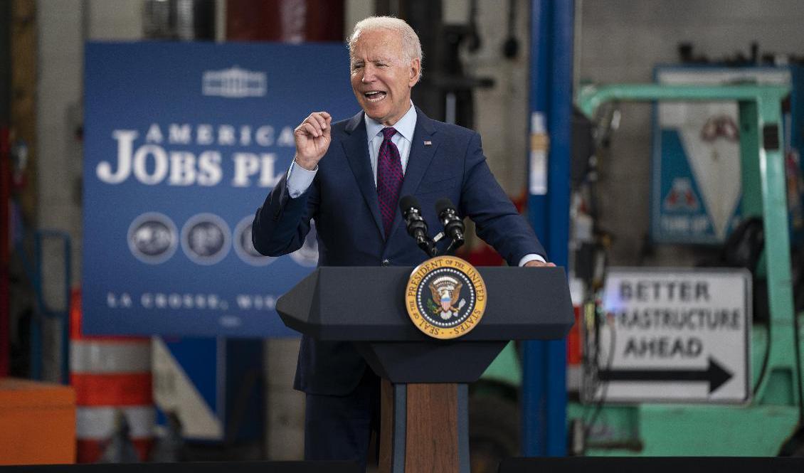 USA:s president Joe Biden berättar om sin infrastrukturplan på en verkstad i La Crosse, i delstaten Wisconsin. Foto: Evan Vucci/AP/TT