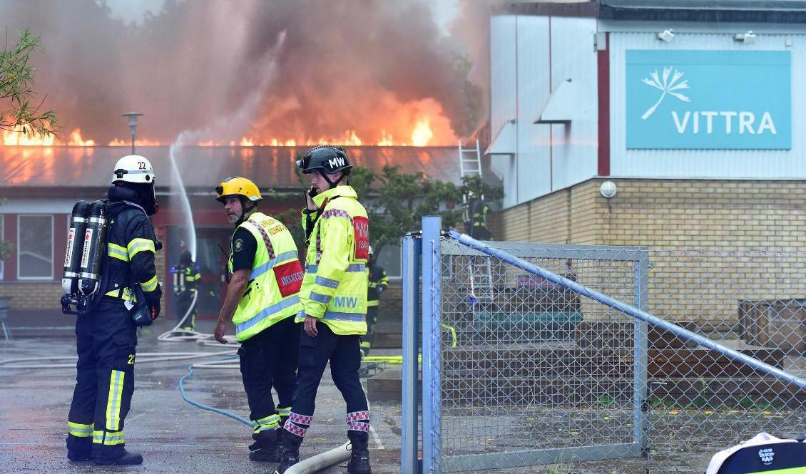 Skolbyggnaden och idrottshallen på Vittraskolan i Nyköping brann ned under onsdagen. Foto: Pontus Stenberg/TT