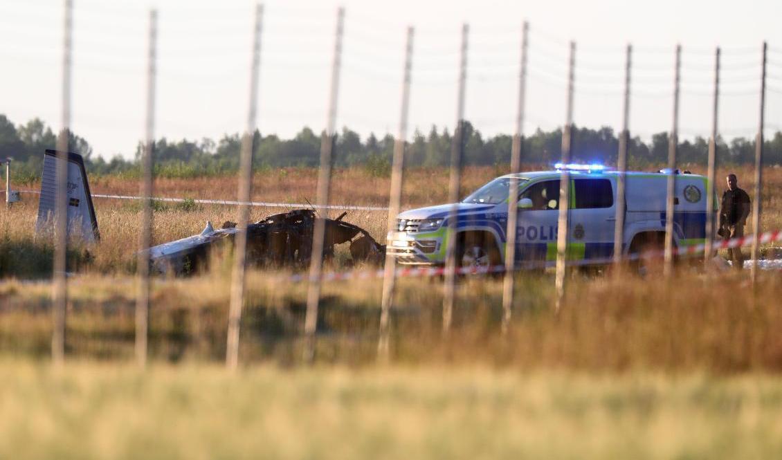 Samtliga ombord förolyckades i den svåra flygkraschen vid Örebro flygplats på torsdagskvällen. Foto: Jeppe Gustafsson/TT