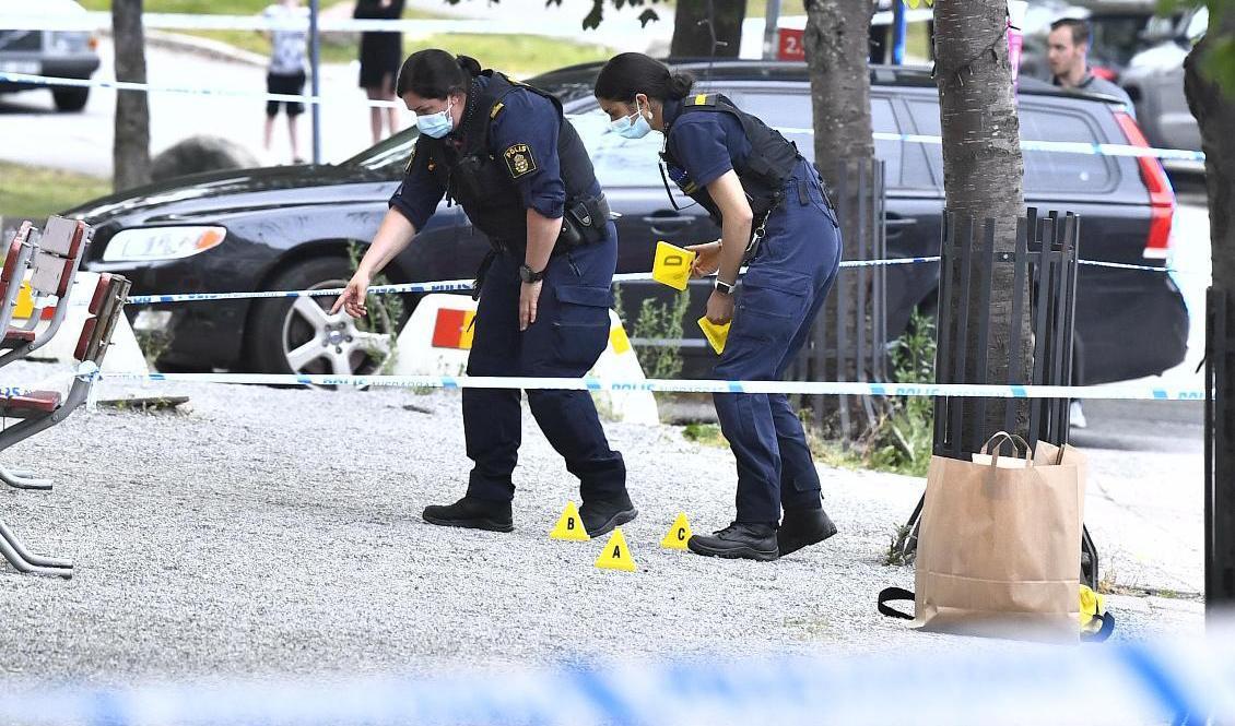 Polisen arbetar på brottsplatsen efter skottlossningen mot en restaurang i Upplands Väsby. Foto: Claudio Bresciani /TT