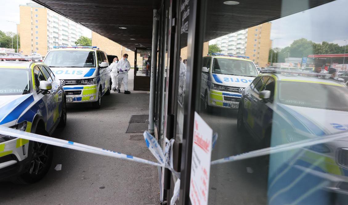 En man i 25-årsåldern sköts till döds inne på en salong vid Marklandsgatan i Göteborg. Den brutala händelsen fångades på film. Foto: Adam Ihse / TT