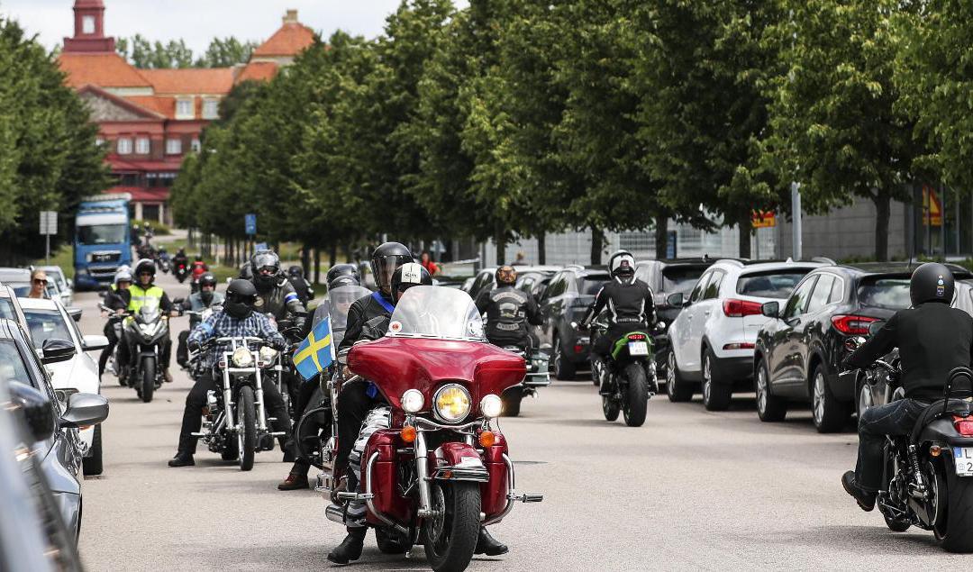 I Helsingborg hölls en motorcykelkortege för att hedra polismannen som mördades i Göteborg. Foto: Anders Bjurö/TT