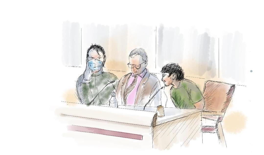 Under rättsförhandlingarna i Eksjö tingsrätt uppgav 22-åringen (th) att en man "ofredat honom" och att han blev arg. Foto: Anna-Lena Lindqvist/TT