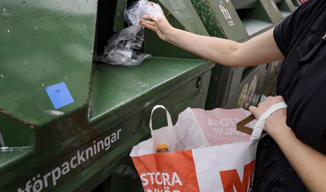 Förpacknings- och Tidningsinsamlingen (FTI) ser ett ökat problem med avfall som felaktigt dumpas på återvinningsstationer runtom i landet. Arkivbild. Foto: Naina Helén Jåma/TT