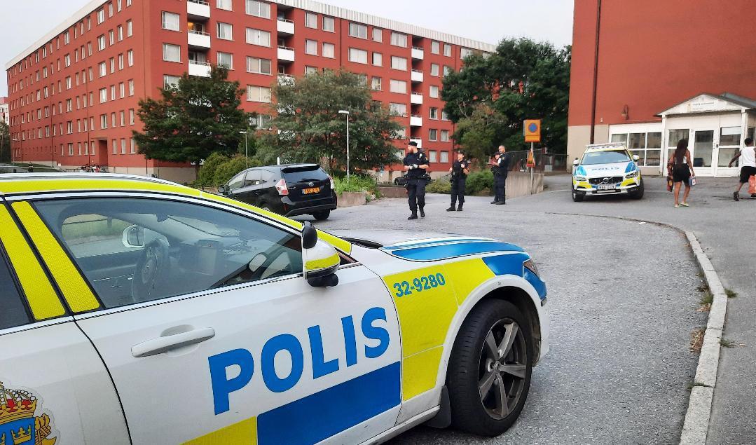 Flera patruller är på plats efter larmet om skottlossning. Två personer har förts till sjukhus. Foto: Johan Jeppsson/TT