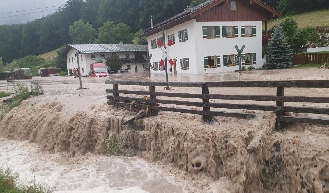 Översvämningar i byn i Bischofswiesen i sydöstra Tyskland under helgen. Foto: Kilian Pfeiffer/AP/TT