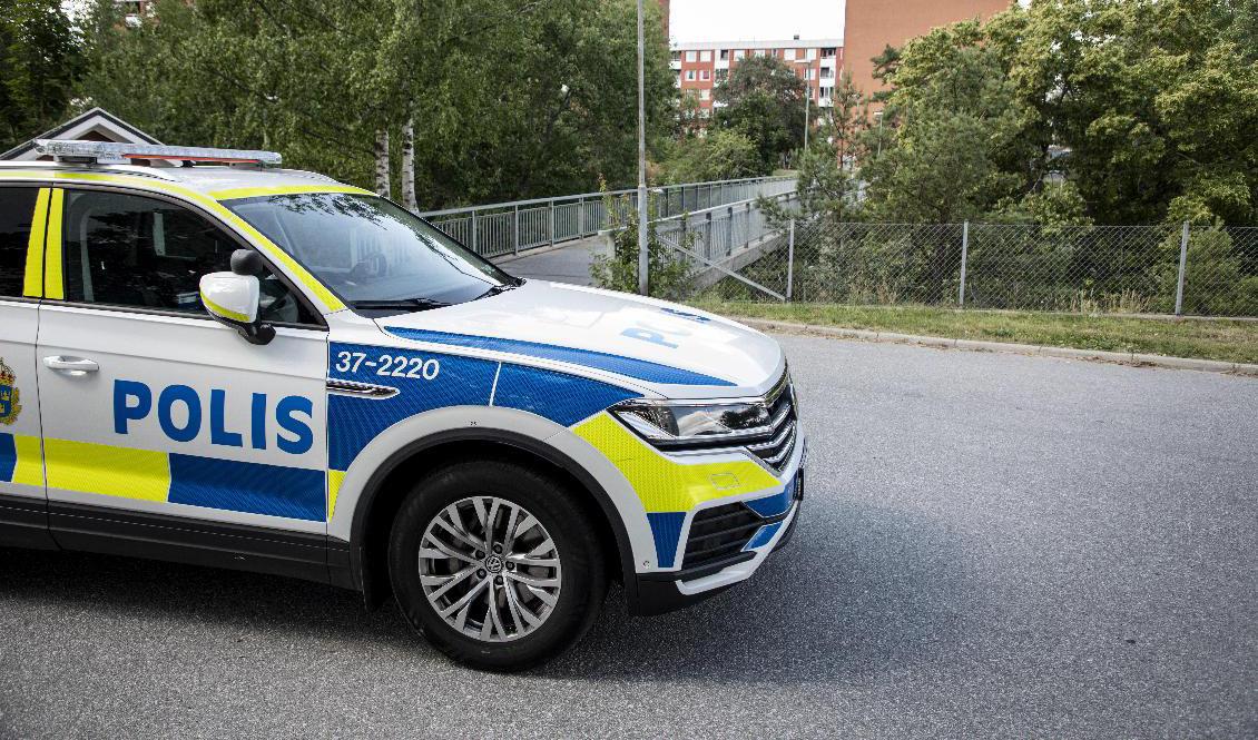 Poliser på plats vid gångbron i Visättra, Flemingsberg, där skottlossning skedde under lördagskvällen. Arkivbild. Foto: Christine Olsson/TT