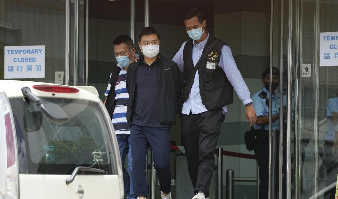 Polisen griper Ryan Law, chefredaktör för den prodemokratiska tidningen Apple Daily i Hongkong den 17 juni 2021. Totalt har elva medarbetare på tidningen gripits. Arkivbild. Foto: Kin Cheung/AP/TT