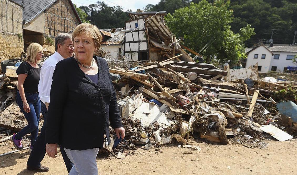 Tysklands förbundskansler Angela Merkel på plats i det översvämningsdrabbade Iversheim den 20 juli. Foto: Wolfgang Rattay/AP/TT