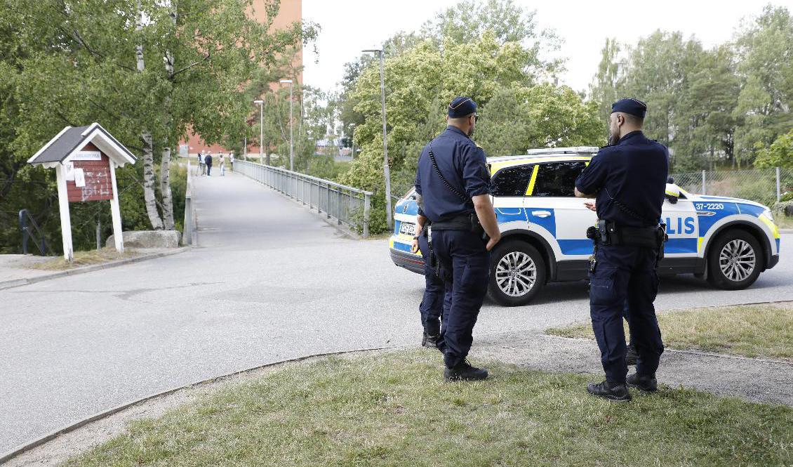 Poliser på plats vid gångbron i Visättra, Flemingsberg, där två barn skottskadades i en skjutning som tros vara riktad mot någon annan. Arkivbild från den 18 juli. Foto: Christine Olsson/TT