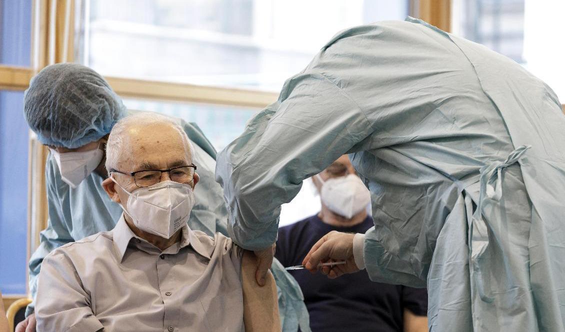 En man vaccineras i Slovakiens huvudstad Bratislava, där protester utbrutit mot landets coronarestriktioner. Arkivbild. Foto: Dano Veselský/AP/TT