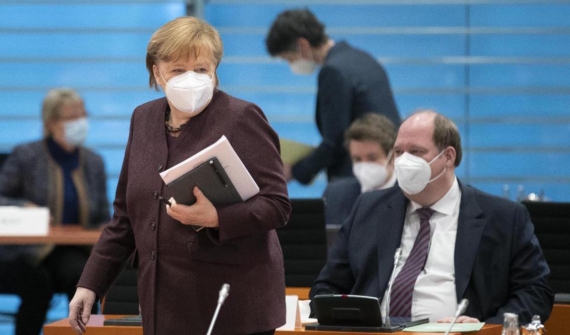 Tysklands förbundskansler Angela Merkels stabschef Helge Braun (till höger) varnar för tuffare tag mot ovaccinerade. Foto: Michael Sohn/AP/TT