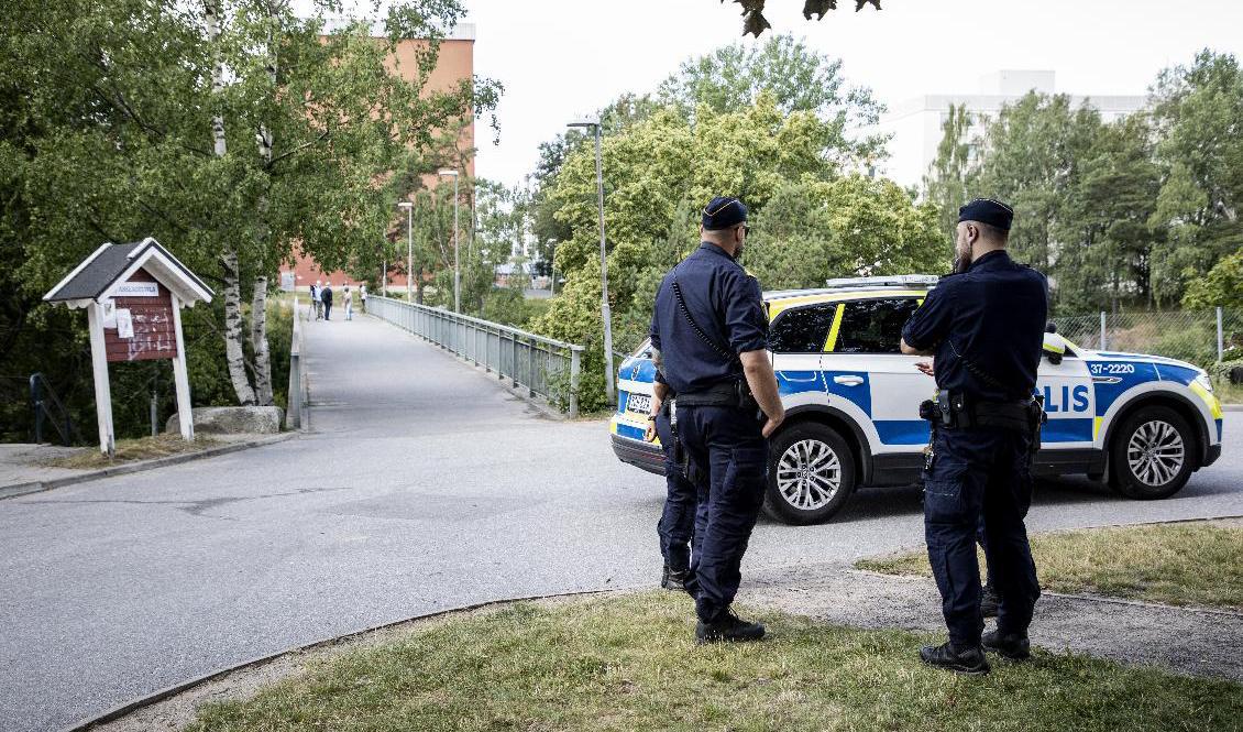 Poliser på plats vid gångbron i Visättra, Flemingsberg, dagen efter att två barn skottskadades där den 17 juli. Foto: Christine Olsson/TT