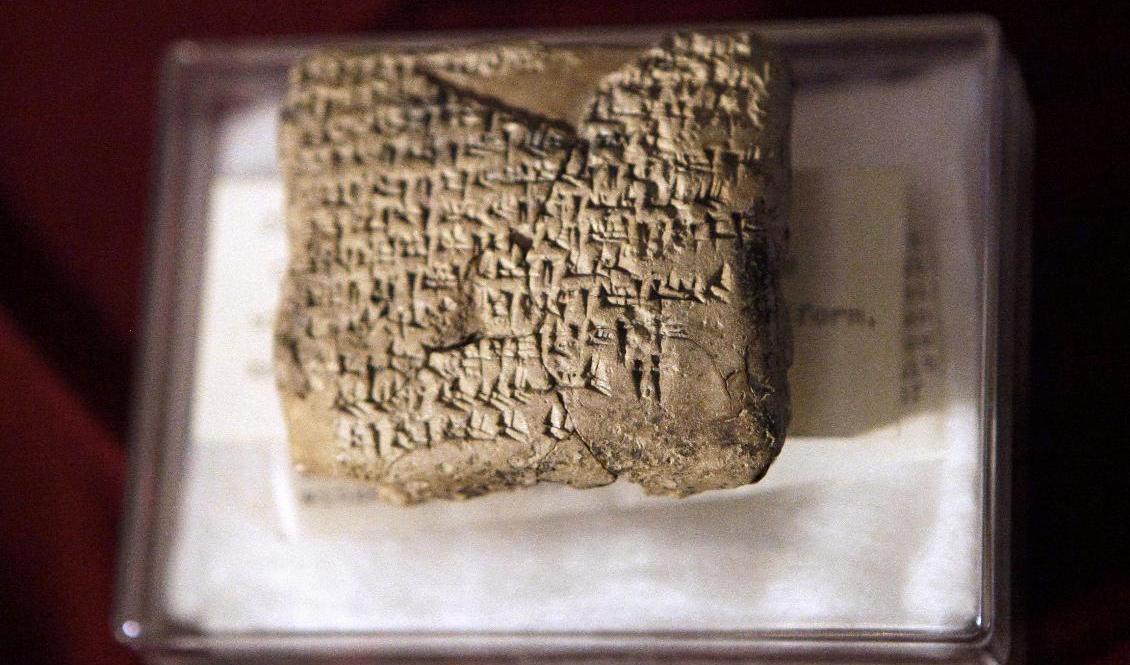 Ett stort antal antika kulturföremål stals från Irak i samband med invasionen 2003. På bilden en sumerisk lertavla som stals från Irak och återbördades av Tysklands regering 2012. Arkivbild. Foto: Khalid Mohammed/AP/TT