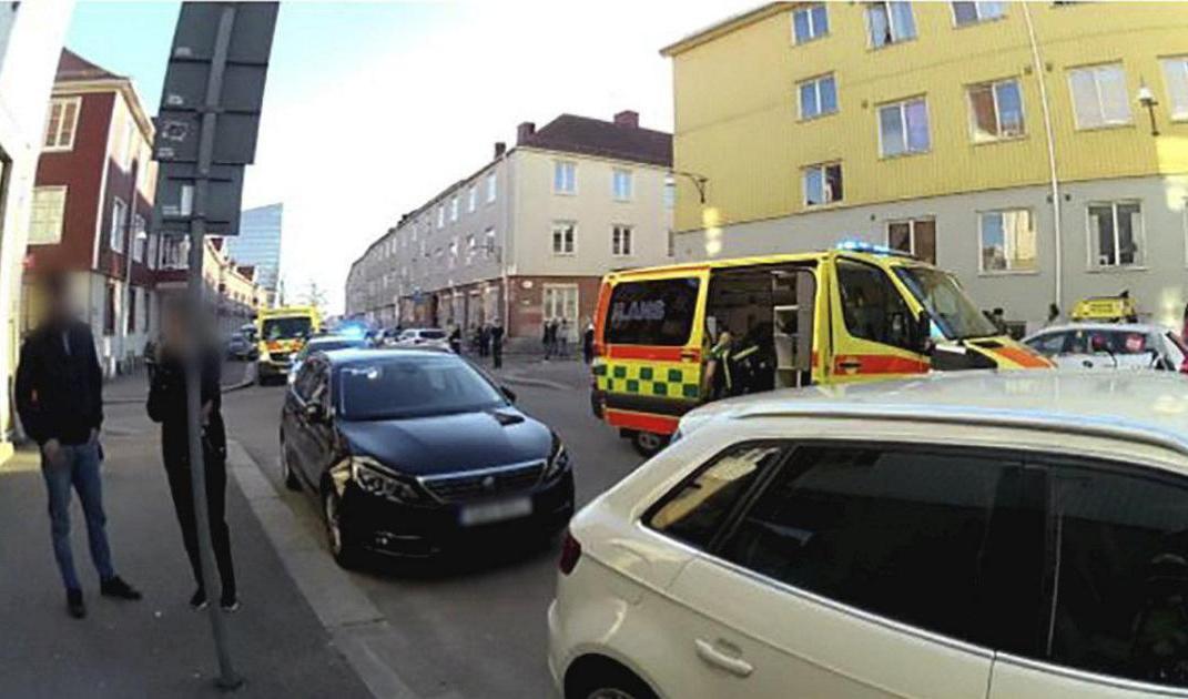 Polis och ambulanser i stadsdelen Gamlestaden i Göteborg efter mordet i maj 2020. Bild ur polisens förundersökning. Foto: Polisen/TT