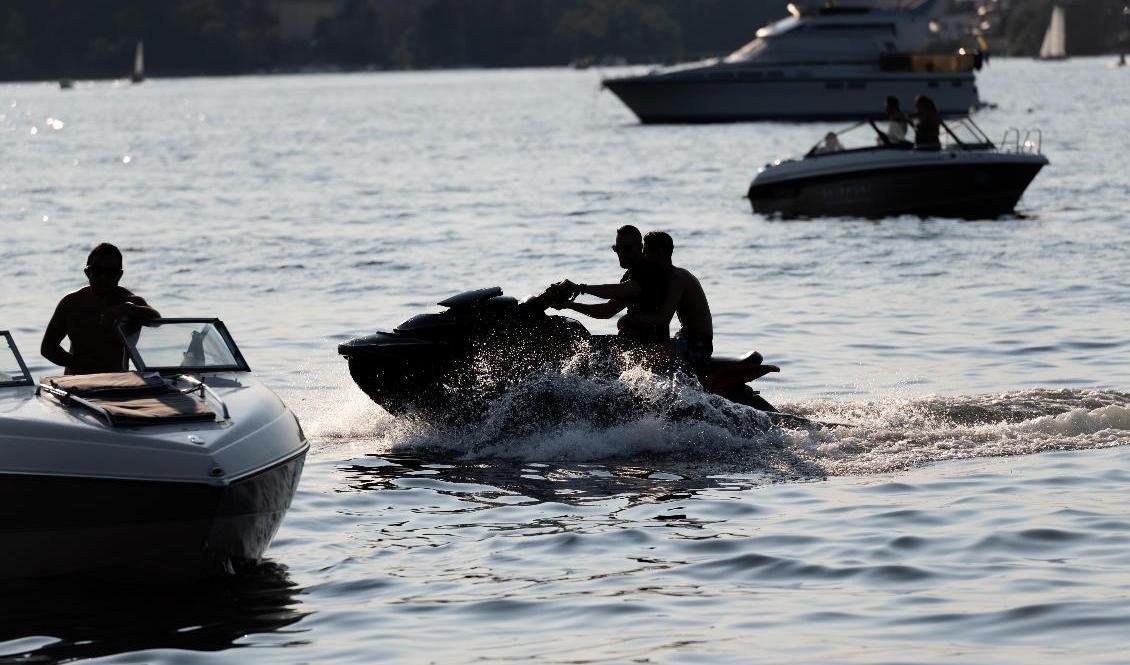 Såväl allmänhet som yrkessjöfarten rapporterar problem med vattenskotrar längs med hela kusten, enligt Kustbevakningen. På bilden Hornsbergs strand i Stockholm. Arkivbild. Foto: Stina Stjernkvist/TT