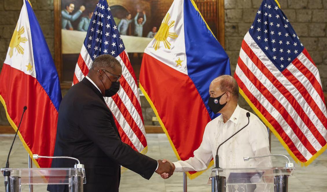 USA:s försvarsminister Lloyd Austin skakar hand med Filippinernas försvarsminister Delfin Lorenzana efter deras möte i Manila. Foto: Rolex dela Pena/AP/TT