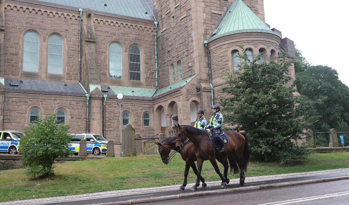 Ridande poliser vid Vasakyrkan i Göteborg, där den mördade polismannen får en hedersbegravning på fredagseftermiddagen. Foto: Adam Ihse/TT