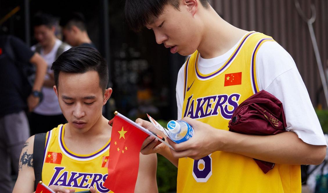 

Kinesiska fans vid en försäsongsmatch mellan LA Lakers och Brooklyn Nets i Shenzen 2019. Foto: STR/AFP via Getty Images                                                                                        