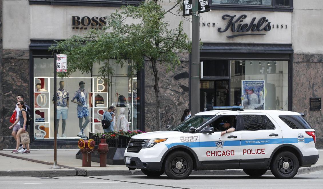 
En polisbil syns på gatan i den hårt brottsdrabbade staden Chicago, den 18 juni 2021. Det råder oenighet om reformer av stadens borgenssystem. Foto: Kamil Krzaczynski/AFP via Getty Images                                            