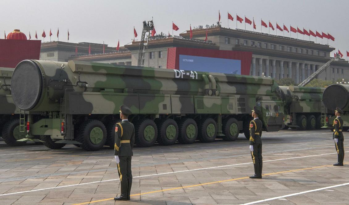 


Den kinesiska militärens nya interkontinentala ballistiska missiler DF-41 som enligt uppgift kan nå USA, ses vid en parad för att fira 70-årsjubileumet för grundandet av Folkrepubliken Kina 1949, vid Himmelska fridens torg i Peking i Kina den 1 oktober 2019. Foto: Kevin Frayer/Getty Images                                                                                                                                    