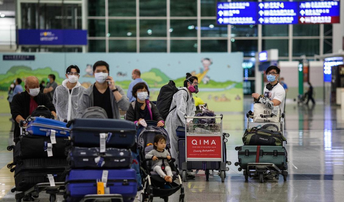 Resenärer på Hongkongs internationella flygplats den 24 mars 2020. Foto: Anthony Wallace/AFP via Getty Images