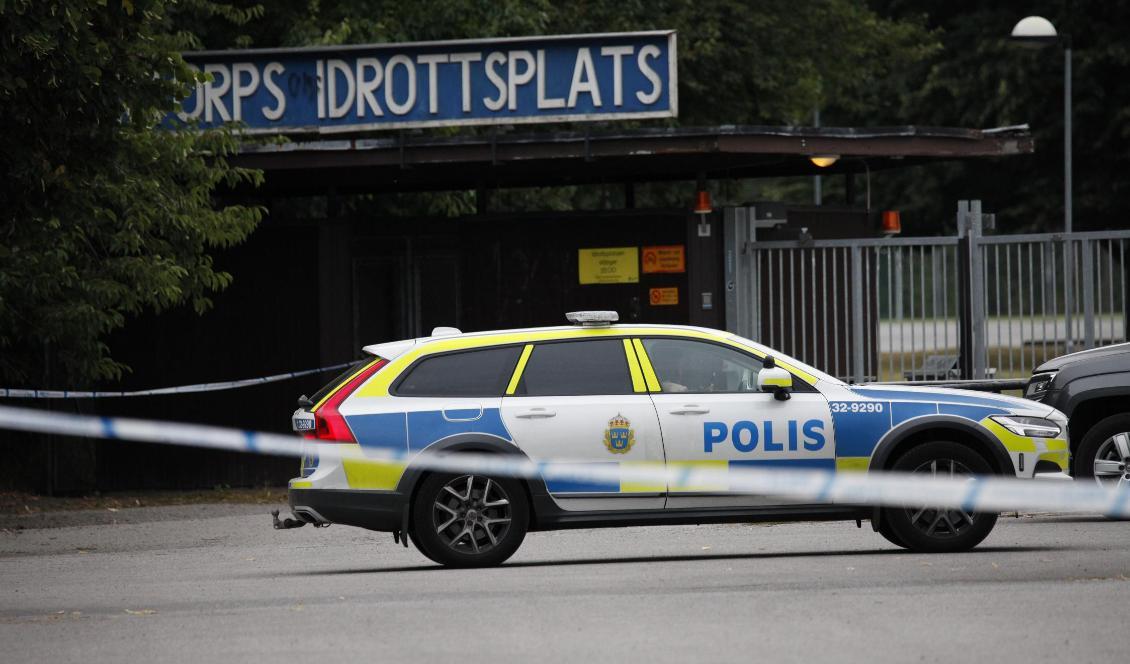 En man hittades utomhus med skottskador i Kärrtorp i södra Stockholm under natten. Foto: Johan Jeppsson/TT