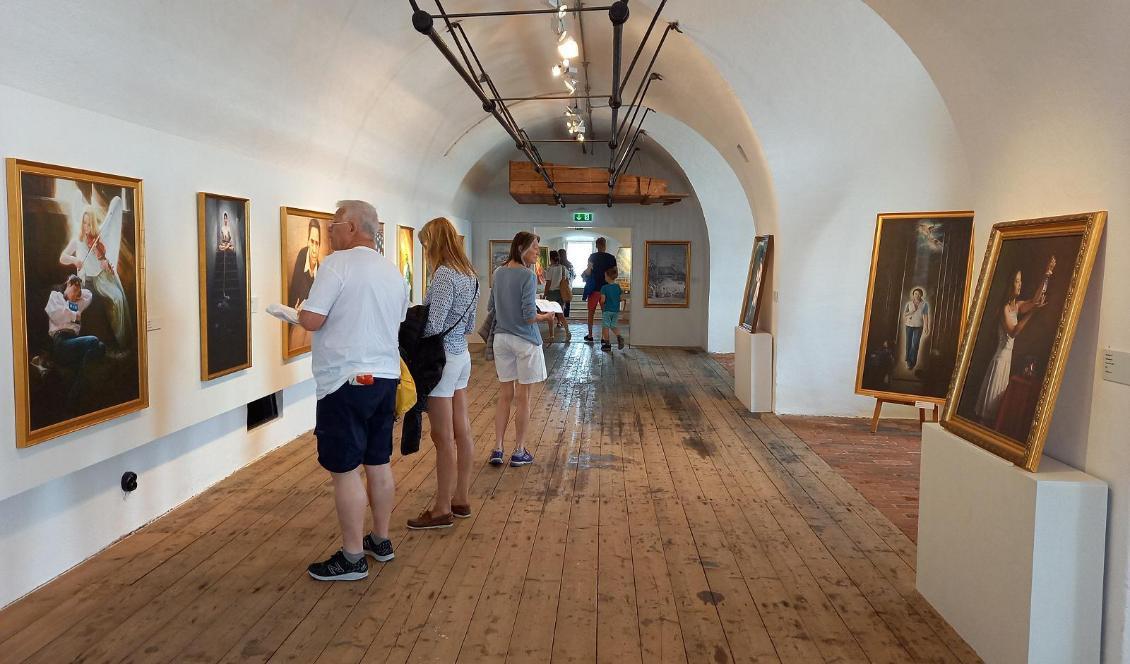 


En unik internationell konstutställning som hyllar människans inneboende godhet besöker Marstrands fram till och med 13 juli. Foto: Ann Carlsson                                                                                                                                    