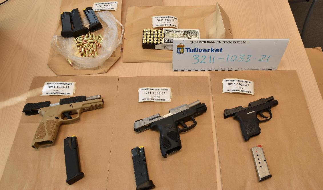 Flera vapen och ammunition hittades i en 15-årings pojkrum vid en husrannsakan. Foto: Tullverket