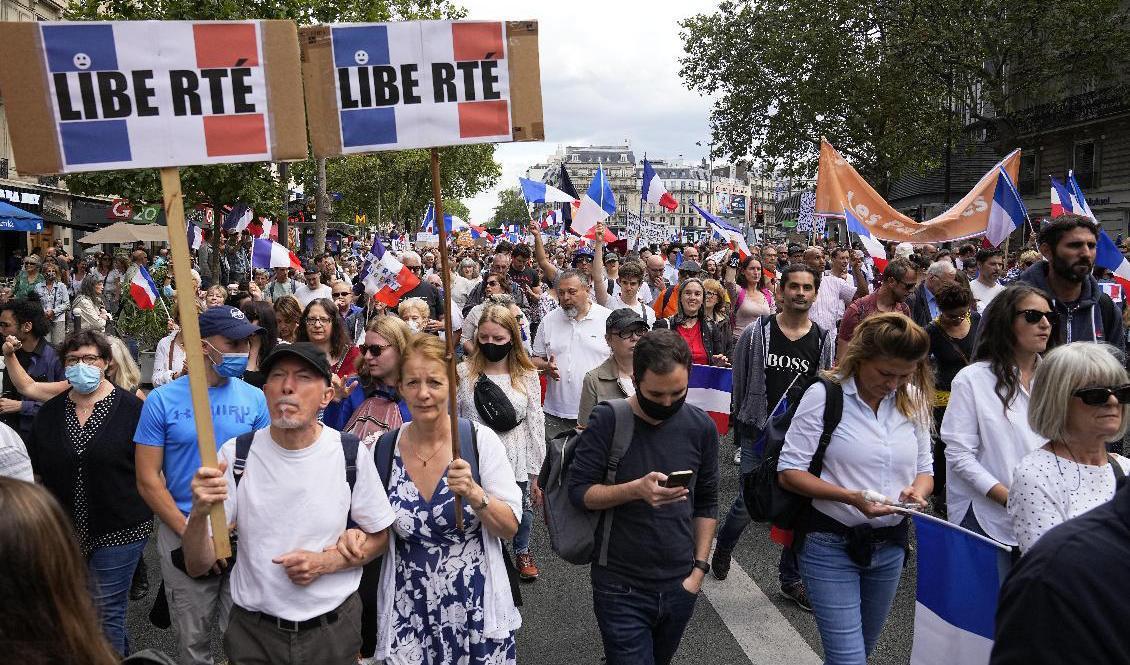 Tusentals människor i Paris demonstrerade i lördags mot det franska covidpasset, som nu godkänts av landets konstitutionella råd. Foto: Michel Euler/AP/TT