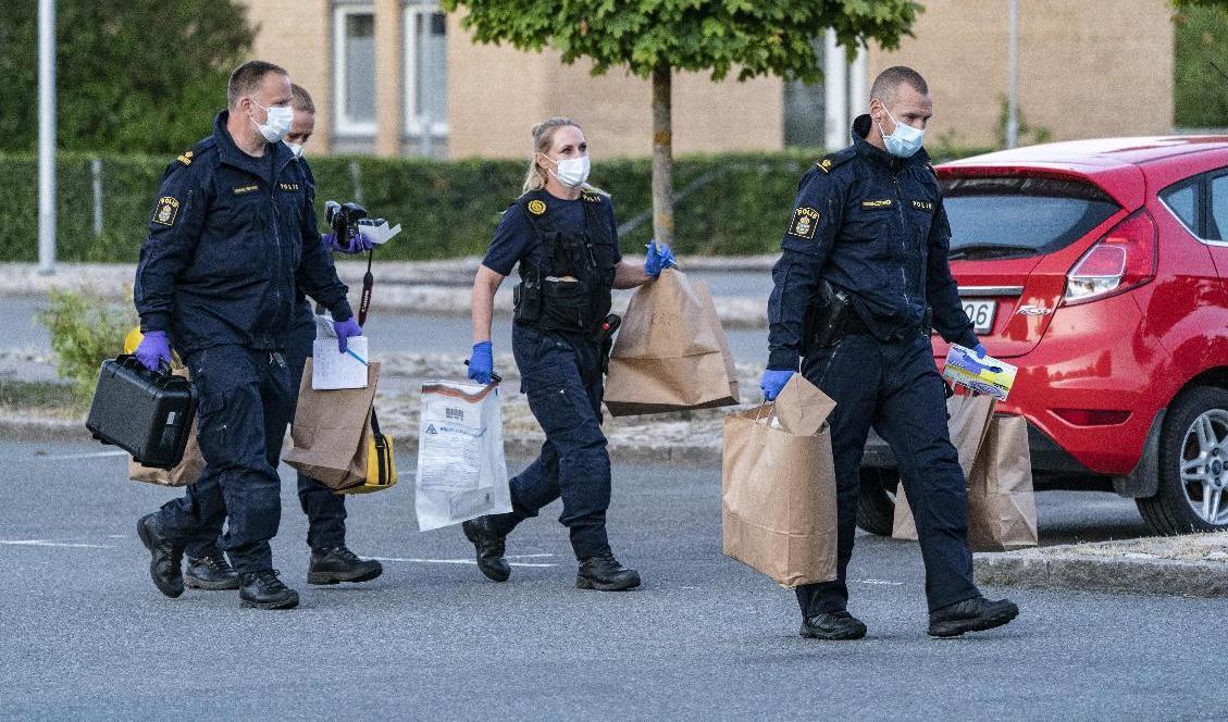 Kriminaltekniker på plats efter skjutningen på tisdagseftermiddagen. Arkivbild. Foto: Johan Nilsson/TT
