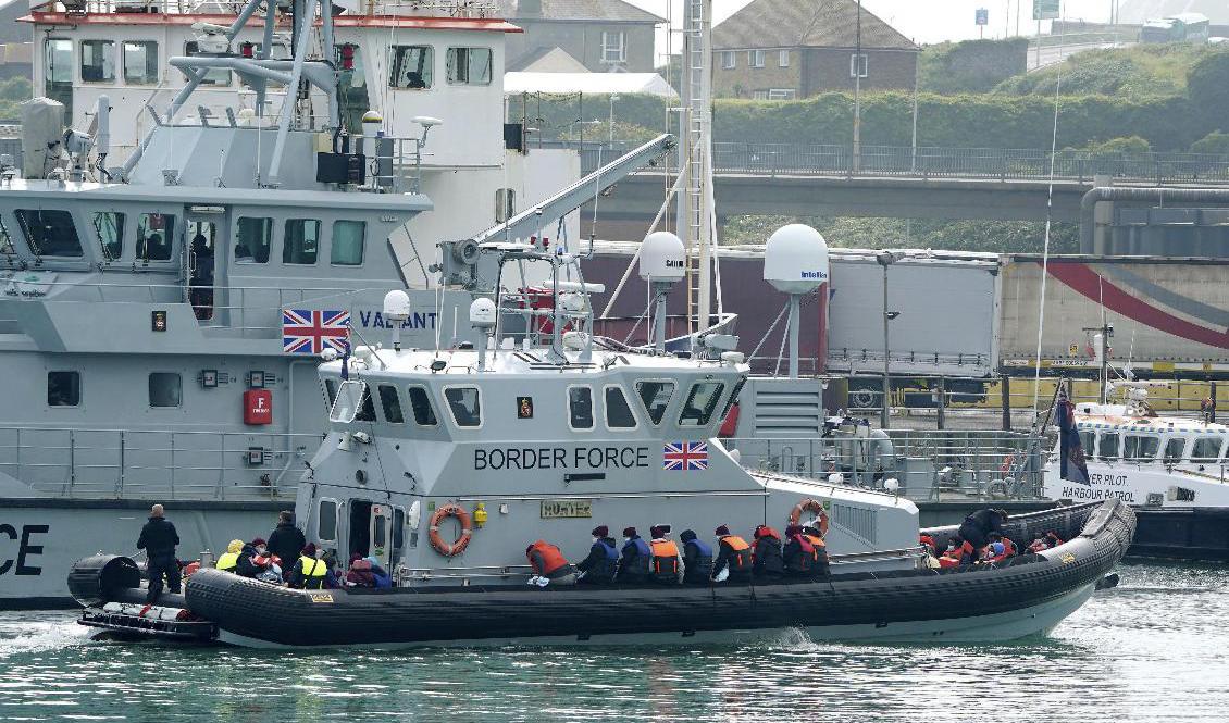 En grupp migranter förs in till hamn av den brittiska kustbevakningen. Arkivbild. Foto: Gareth Fuller/AP/TT