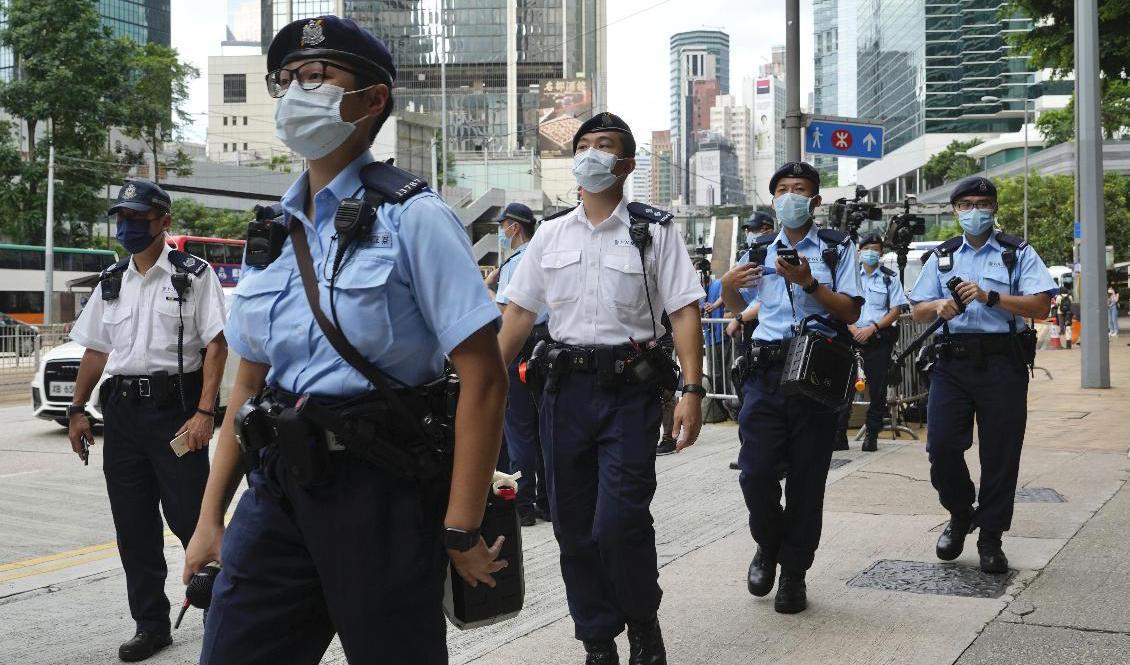 Hongkongeser får förlängt uppehållstillstånd i USA på grund av det politiska förtrycket hemmavid. Här vaktar polis en domstol i Hongkong fredag förra veckan. Foto: Vincent Yu/AP/TT