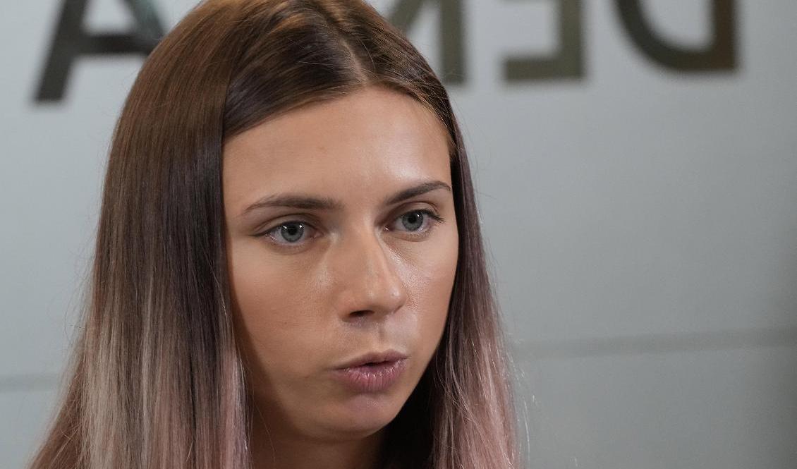 Den belarusiska OS-sprintern Kristina Timanovskaja vid en presskonferens i Warszawa under torsdagen. Foto: Czarek Sokolowski/AP/TT