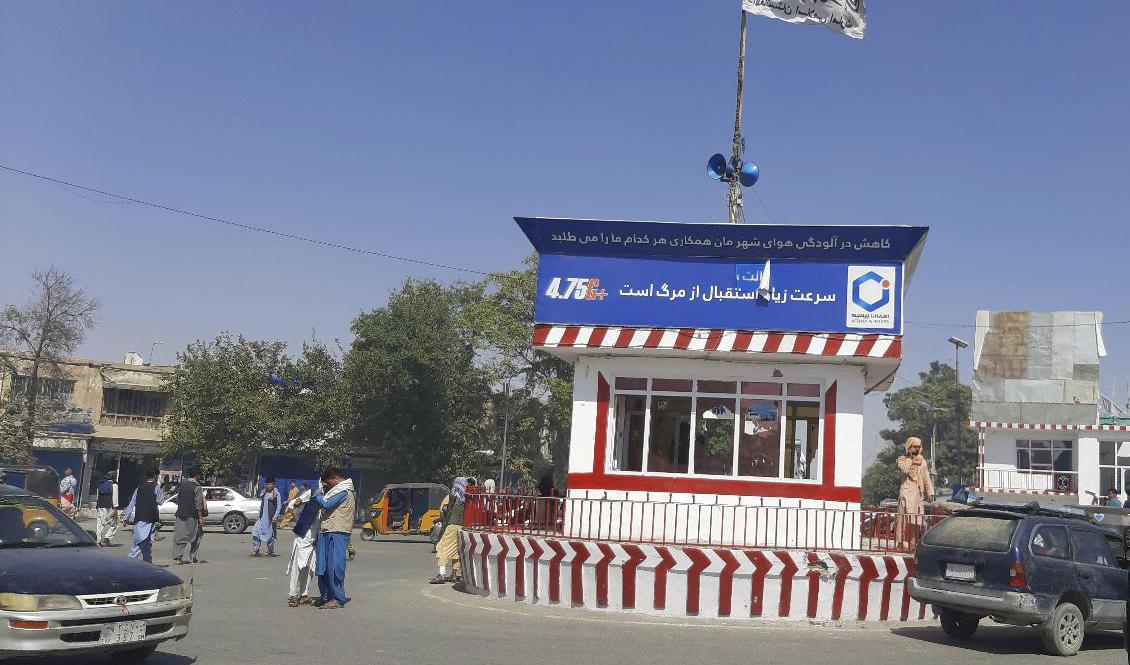 Talibanernas vita fana vajar över ett torg i erövrade Kunduz, norra Afghanistan. Foto: Abdullah Sahil/AP/TT