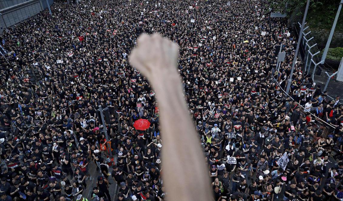 Bilden är tagen från en demonstration som arrangerades av Civil Human Rights Front i Hongkong 2019. Nu upplöses gruppen. Foto: Vincent Yu/AP/TT