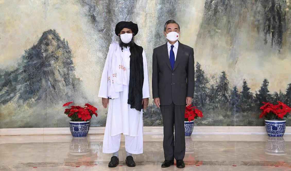 Talibanledaren Abdul Ghani Baradar låter sig fotograferas bredvid Kinas utrikesminister Wang Yi vid ett möte Tianjin i Kina för några veckor sedan. Foto: Li Ran/AP/TT