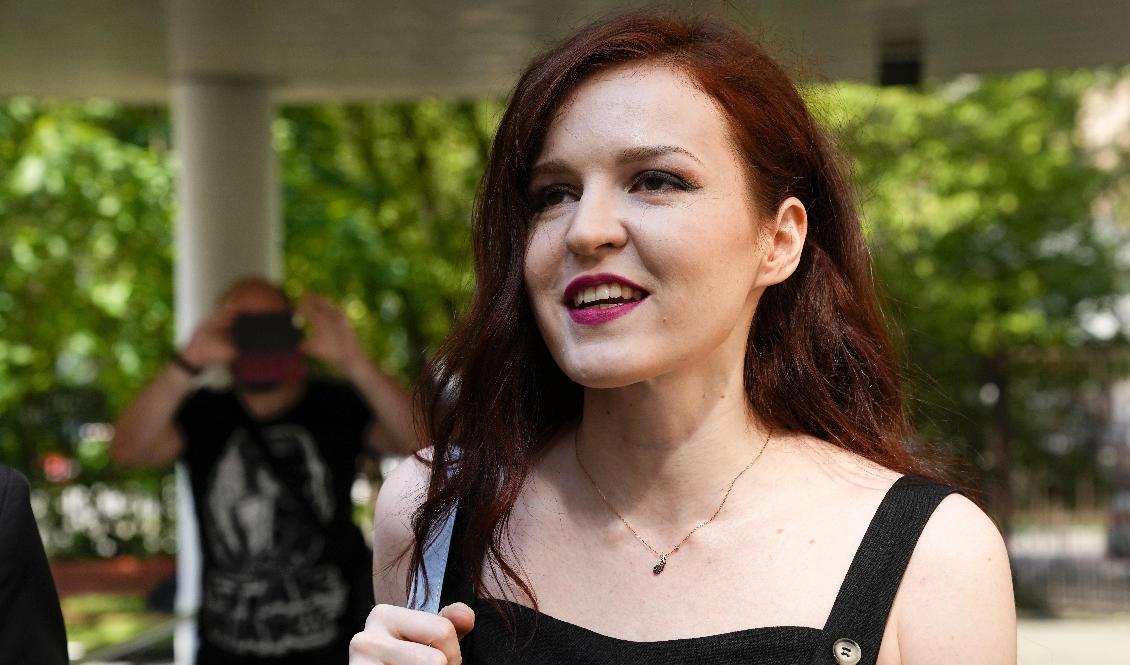 Kira Jarmysj vid domstolen där rättegången ägt rum. Foto: Alexander Zemlianichenko/AP/TT